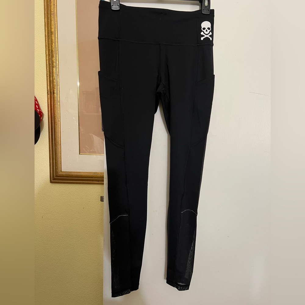 Align black/como  lululemon pants with mesh;reflective & SKULL details.S:8